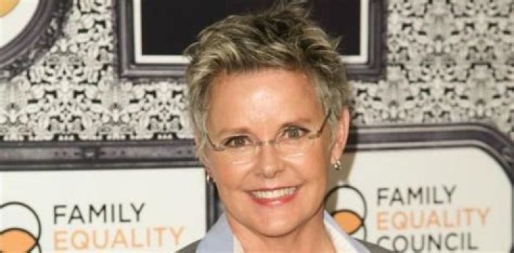 Amanda Bearse Height, Weight, Measurements, Bra Size, Shoe Size